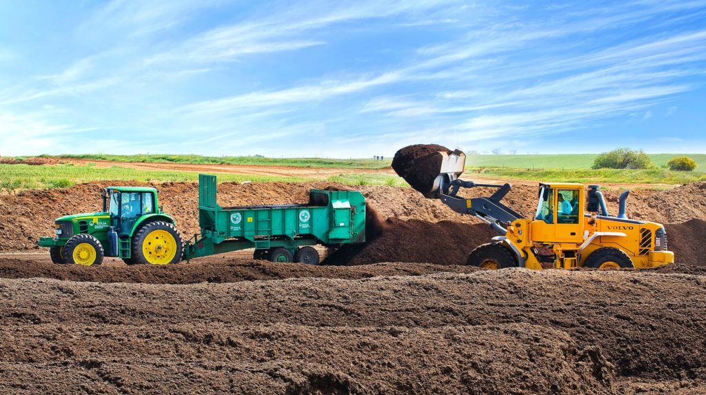 Gli impianti di compostaggio industriale contribuiscono al compostaggio a ciclo chiuso e al compostaggio su larga scala.